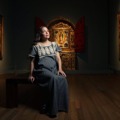 Natalia Lafourcade visita exposição em homenagem à Virgem de Guadalupe