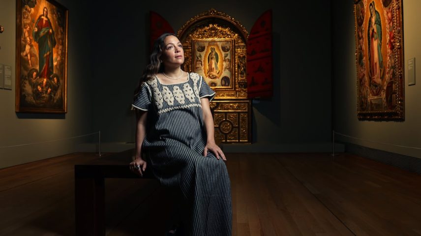 A cantora e compositora mexicana Natalia Lafourcade, na exposição 'Tan lejos, tan cerca. Guadalupe de México en España', no Museu do Prado, em Madrid. (Foto: Jaime Villanueva)