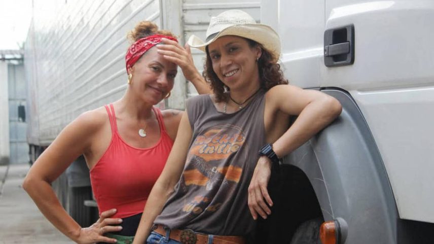 Fabiula Nascimento e Thalita Carauta como as caminhoneiras de 'Carga Pesada' (Foto: Reprodução)