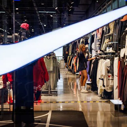 Ações em destaque ao meio-dia: Tesla, Centene, Robinhood e Nike se movimentam