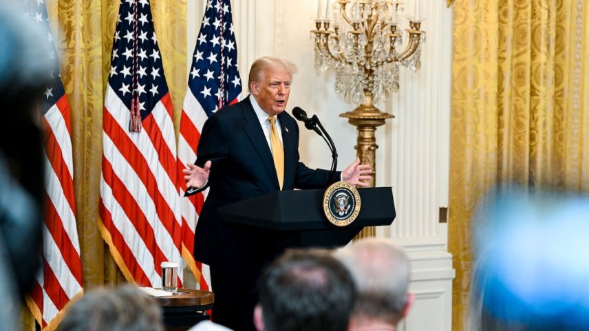 Na quarta-feira, 23, o presidente americano Donald Trump emitiu uma ordem executiva sobre o que chamou de "woke AI" (Foto: Kenny Holston/NYT)