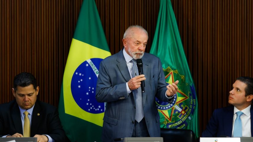 Lula entre Davi Alcolumbre, presidente do Senado, e Hugo Motta, presidente da Câmara (Foto: Wilton Junior/Estadão)