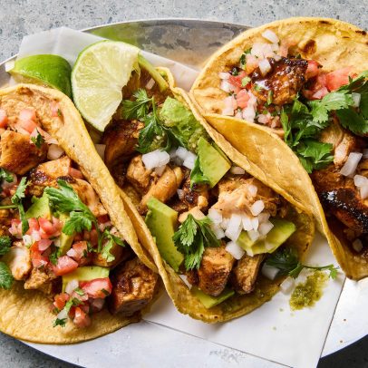 Aprenda a preparar tacos de frango com molho apimentado de forma simples