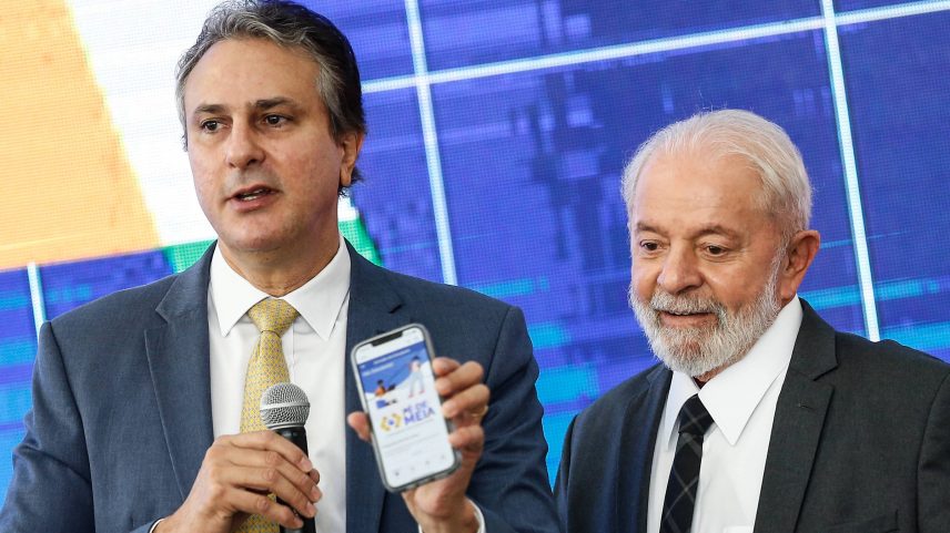 O presidente Lula (PT) e o ministro da Educação, Camilo Santana, durante entrega do benefício aos primeiros estudantes do programa Pé-de-Meia. (Foto: Gabriela Biló - 25.mar.24/Folhapress)
