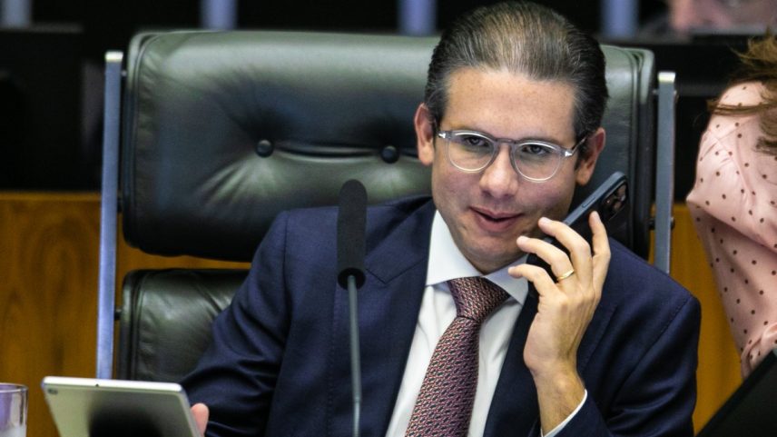 Hugo Motta em sessão na Câmara para votar projeto que cancela decreto do governo que elevou o IOF (Foto: Brenno Carvalho / Agência O Globo)