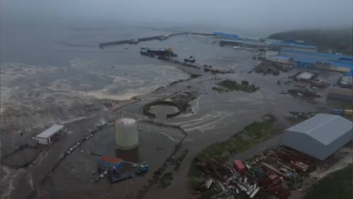 Moradores e visitantes se viram presos no trânsito enquanto tentavam deixar o Ala Wai Harbor, Waikiki, Oahu, Havai, em 29 de julho de 2025, após um terremoto no extremo leste da Rússia que provocou alertas de tsunami. (Foto: Eugene Tanner | Afp | Getty Images)