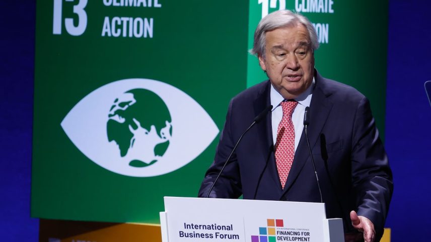 O secretário geral da ONU, António Guterres, durante sua intervenção no fórum empresarial organizado com motivo da clausura da IV Conferência Internacional da ONU para a Financiamento ao Desenvolvimento de Nações Unidas, em Sevilla, no dia 30 de junho de 2025. (Foto: EFE)
