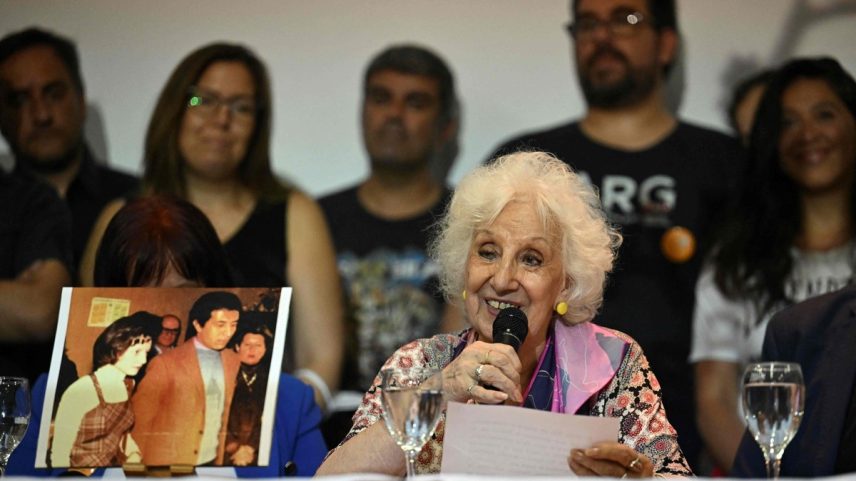 A presidente da Avós da Praça de Maio, Estela de Carlotto, anuncia a restituição do 131º neto em Buenos Aires (Foto: Luis ROBAYO / AFP)