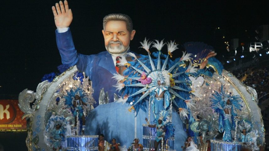 Lula ganhou alegoria em sua homenagem no desfile da Beija-Flor de 2003, quando a escola foi campeã (Foto: Guilherme Pinto/Agência O Globo)