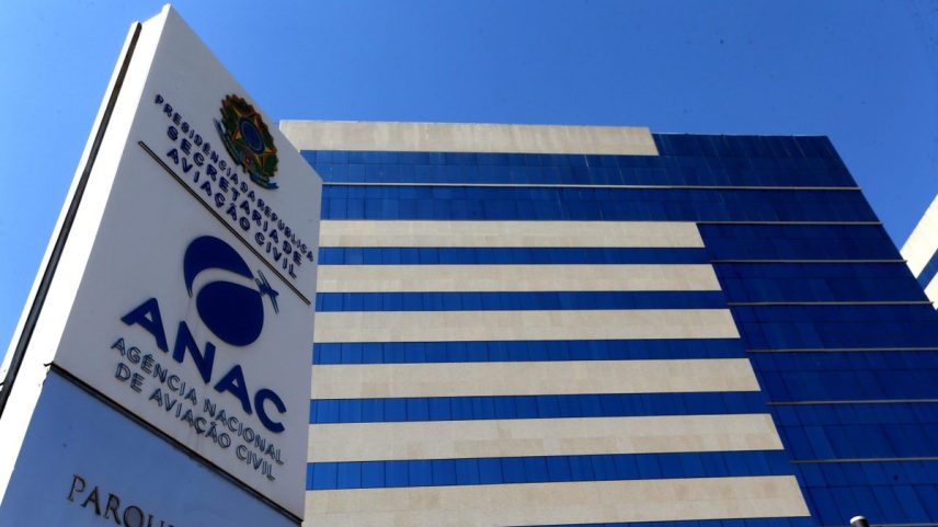 A Agência Nacional de Aviação Civil (Anac) pode ser obrigada a reduzir serviços — Foto: Aílton de Freitas / Agência O Globo