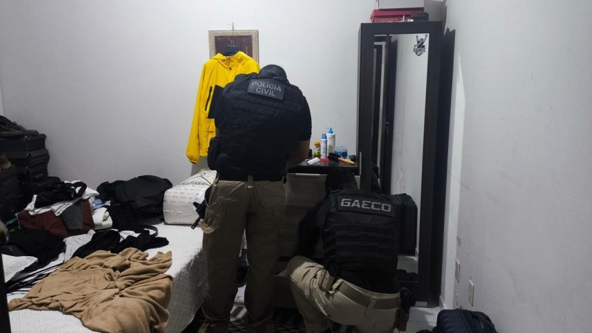 Agentes atuam em mandados de busca e apreensão nesta terça (Foto: MPBA/Divulgação)