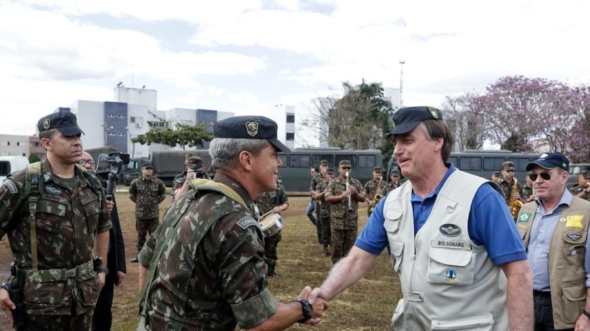O então presidente da República, Jair Bolsonaro, é cumprimentado pelo comandante de Operações Especiais, o general Mário Fernandes, na sede do COpEsp, em Goiânia (Foto: Isac Nóbrega/PR)