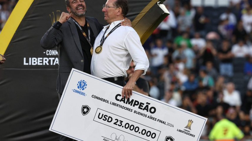 Tudo em aberto: técnico Artur Jorge e John Textor, dono da SAF do Botafogo, ainda não conversaram sobre 2025 e uma possível permanência no alvinegro (Foto: Alejandro Pagni / AFP)