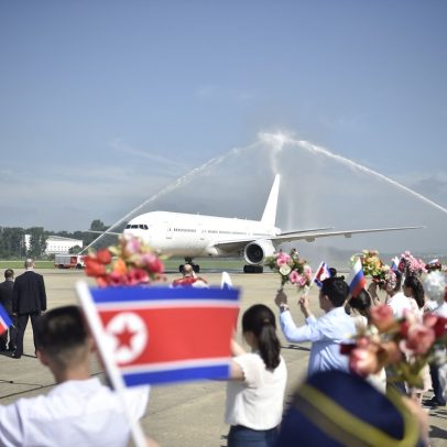 Putin e Kim fortalecem aliança com nova 'ponte aérea' entre Moscou e Pyongyang
