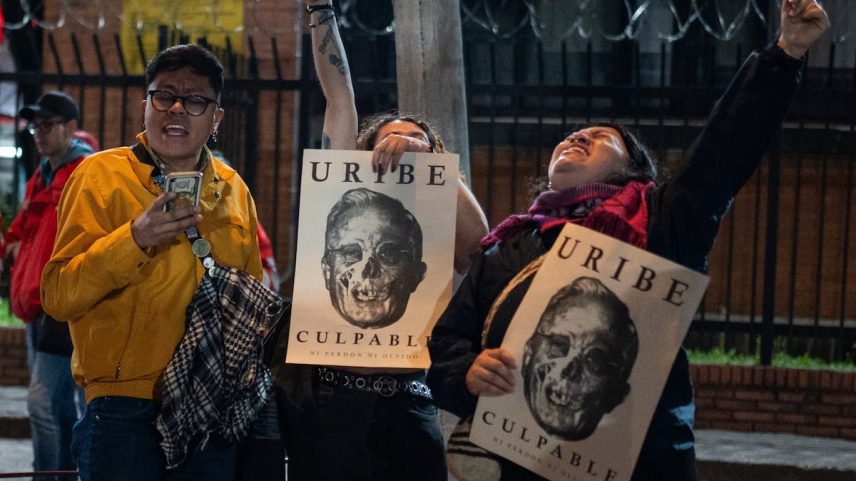 Oposição a Álvaro Uribe reage à decisão do tribunal contra o ex-presidente na segunda-feira. (Foto: NATHALIA ANGARITA)