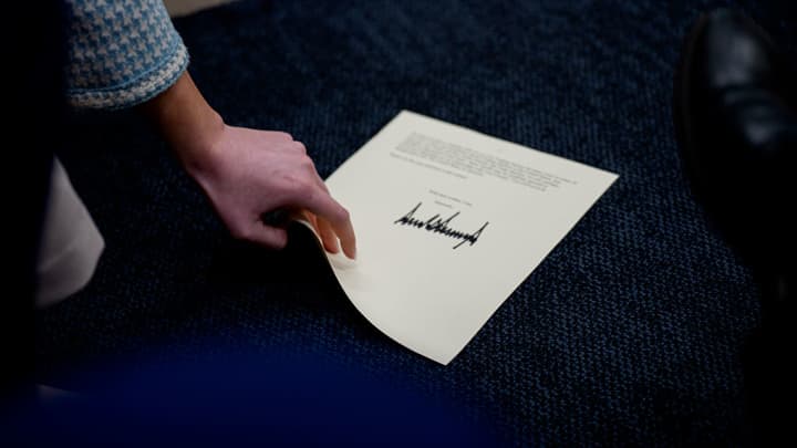 Uma assistente pega uma página de uma carta para o Japão e a Coreia do Sul, assinada pelo presidente dos EUA, Donald Trump, anunciando tarifas de 25% a partir de 1º de agosto, durante o briefing diário à imprensa na Sala de Briefing Brady na Casa Branca em 7 de julho de 2025, em Washington, DC. (Foto: Andrew Harnik | Getty Images News)
