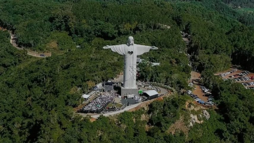 Monumento Cristo Protetor tem 43 metros de altura e fica na cidade de Encantado, no Rio Grande do Sul (Foto: Julia Gonzatti/ Prefeitura de Encantado)