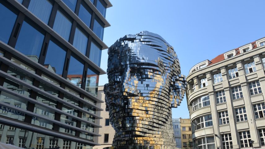 Cabeça de Kafka, do artista plástico tcheco David Černý, usa 42 lâminas metálicas para formar o busto do escritor no centro de Praga (Foto: Reprodução/Pixabay)