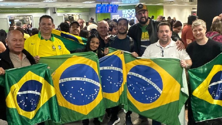 Líder do PL na Câmara, Sóstenes Cavalcante (de jaqueta amarela), recebe deputados bolsonaristas no aeroporto de Brasília (Foto: Instagram/Sóstenes Cavalcante/Reprodução)