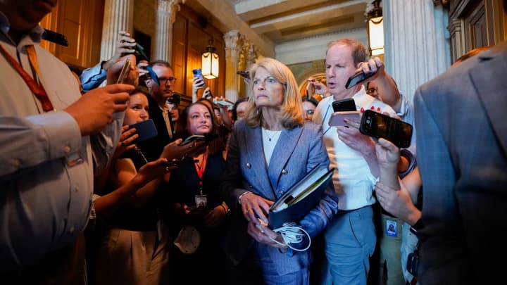 Senadora dos EUA Lisa Murkowski (R-AK) caminha após o Senado aprovar o amplo projeto de gastos e impostos do presidente dos EUA Donald Trump, no Capitólio em Washington, D.C., EUA, 1º de julho de 2025. (Foto: Elizabeth Frantz | Reuters)