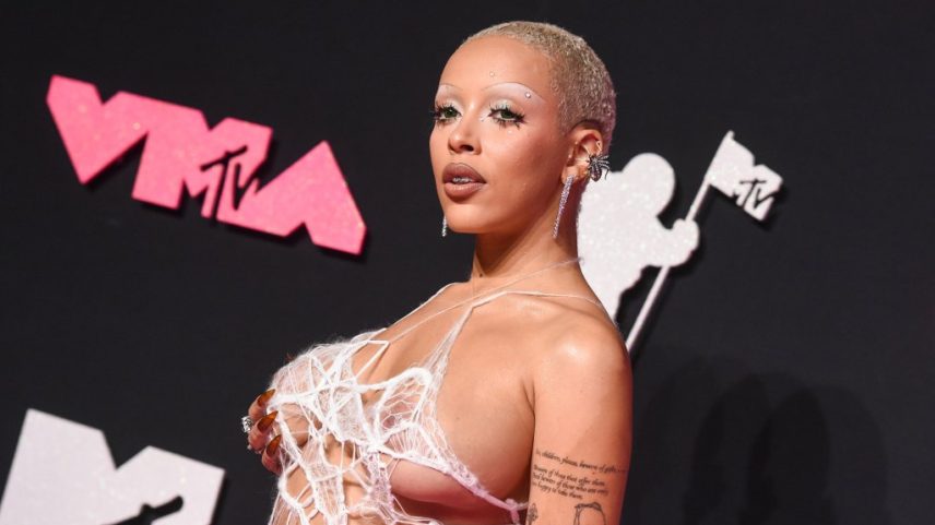 Doja Cat compartilhou sua mais recente obsessão por tintas labiais, o lápis labial peel off STAY-N da Sacheu na cor P-INKED, em um recente TikTok. Aqui está onde comprá-lo. (Foto: Reprodução)