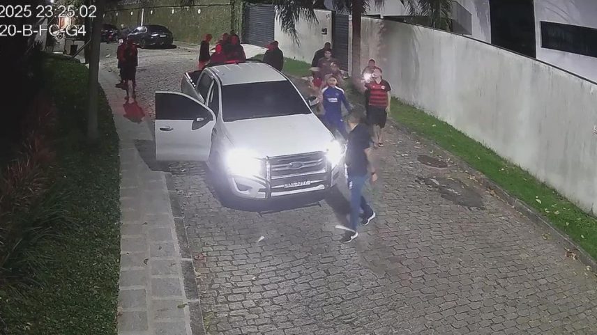 A confusão em frete à cassa de Oruam quando a polícia foi até lá para cumprir mandado de apreensão do adolescente — Foto: Reprodução