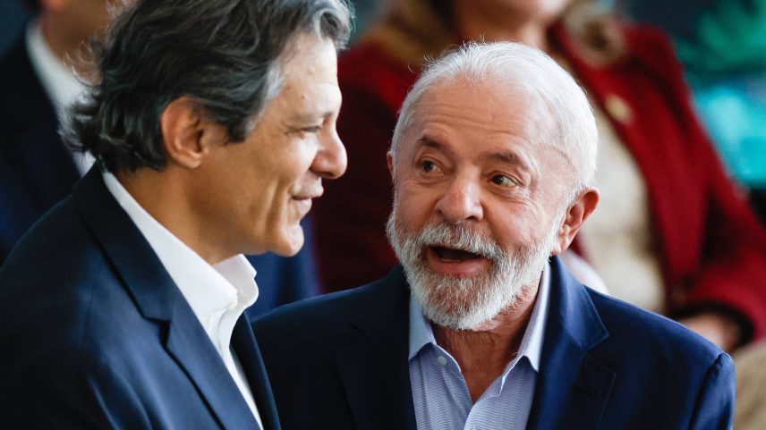 Presidente Luiz Inácio Lula da Silva e o ministro da Fazenda, Fernando Haddad, participam de cerimônia de lançamento do Plano Safra 2025, no Palácio do Planalto (Foto: Gabriela Biló - 1.jul.2025/Folhapress)