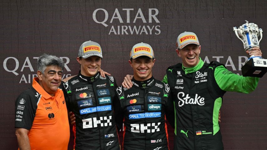 Mclaren's Technical Director of Aerodynamics Peter Prodromou, McLaren's Australian driver Oscar Piastri, McLaren's British driver Lando Norris and Kick Sauber's German driver Nico Hulkenberg on the podium after the Formula One British Grand Prix at the Silverstone motor racing circuit in Silverstone, central England, on July 6, 2025. (Foto: Andrej Isakovic/ANDREJ ISAKOVIC)