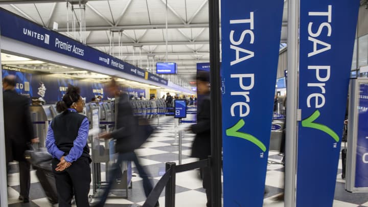 Passageiros caminham pela entrada do TSA PreCheck no Terminal Um do Aeroporto Internacional O'Hare na quarta-feira, 1º de fevereiro de 2017, em Chicago. (Foto: Armando L. Sanchez/Chicago Tribune/Tribune News Service via Getty Images)