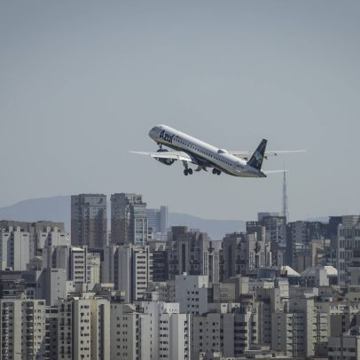 Avião da Azul faz pouso de emergência no Recife após piloto passar mal durante voo