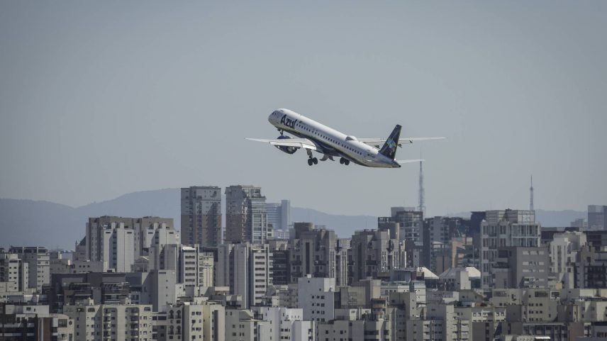 Avião da Azul; piloto da companhia tem problema médico em voo de Portugal para Campinas (Foto: Bruno Santos - 15.mar.24/Folhapress)