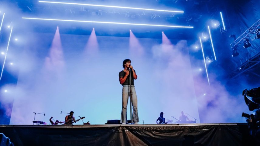 Benson Boone prestou homenagem a Sam Fender, que foi forçado a se retirar do Festival de Jazz de Montreux, com uma interpretação de 'Seventeen Going Under. (Foto: Reprodução)