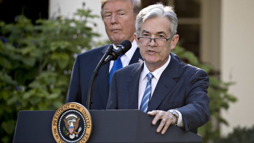 Jerome Powell e Donald Trump (Foto: Andrew Harrer/Bloomberg via Getty Images)