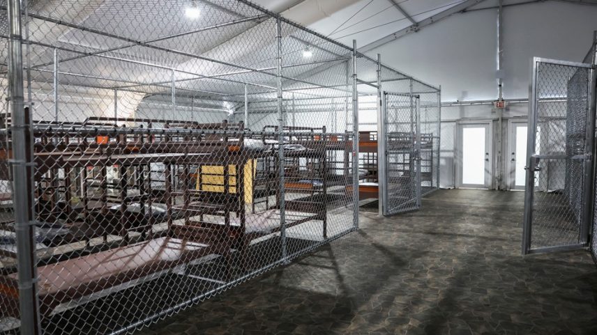 Nova prisão de imigrantes na Flórida apelidada de 'Alcatraz dos jacarés' ficou pronta nesta semana e primeiro grupo de detentos já chegou ao local, segundo a Associated Press. (Foto: REUTERS/Evelyn Hockstein)