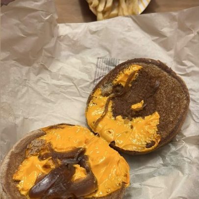 Cliente se surpreende ao receber lanche do McDonald's sem carne e reclama