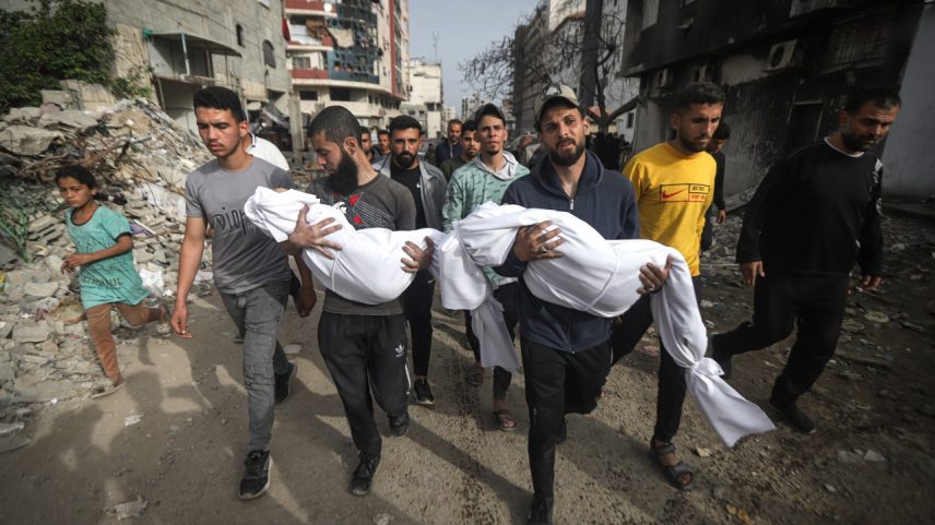 Corpos de palestinos mortos em um ataque israelense à Escola Yafa são levados para o Hospital Al-Shifa, na Cidade de Gaza. 23/04/2025 (Foto: Khames Alrefi/Anadolu/Getty Images)