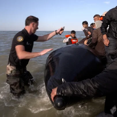 Polícia francesa apreende barco de migrantes rumo ao Reino Unido na praia
