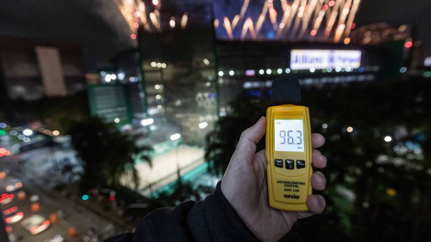 Aparelho mede o barulho na casa de um morador da rua Palestra Itália, em frente ao Allianz Parque, durante um show sertanejo (Foto: Adriano Vizoni/Folhapress)