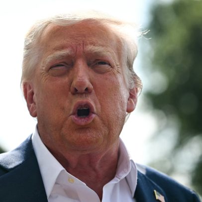 Trump considera isentar bens canadenses de tarifas de 35% no T-MEC