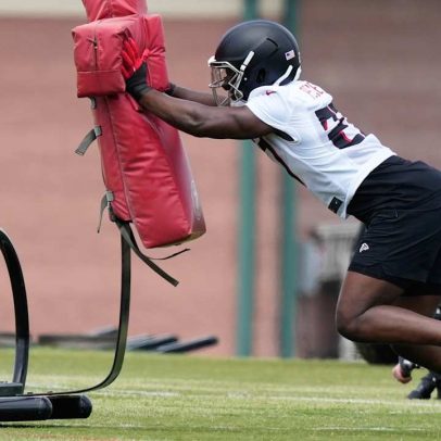 Jogadores do Falcons se envolvem em brigas após jogadas agressivas em treino