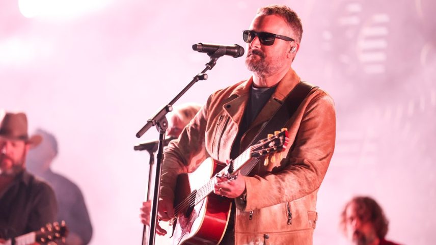 Eric Church se apresenta ao vivo no Red Rocks Amphitheatre, no Colorado, de 14 a 16 de julho. Veja como encontrar, assistir e transmitir os concertos online. (Foto: Reprodução)