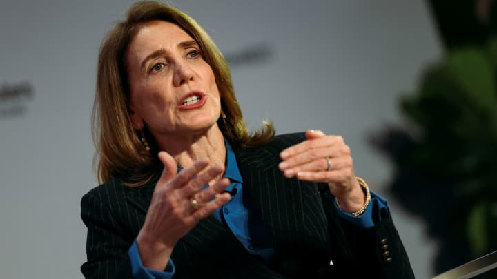 Ruth Porat, Presidente e Diretora de Investimentos da Alphabet e Google, fala durante a conferência Reuters NEXT, na cidade de Nova York, EUA, em 10 de dezembro de 2024. (Foto: Mike Segar | Reuters)