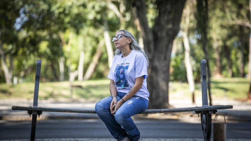 Antonia Divania Araújo Alves, mãe do personal Luís Felipe Alves do Nascimento, que morreu após ser baleado durante uma tentativa de assalto na Praia do Flamengo em maio de 2024. (Foto: Guito Moreto/ Agência O Globo)