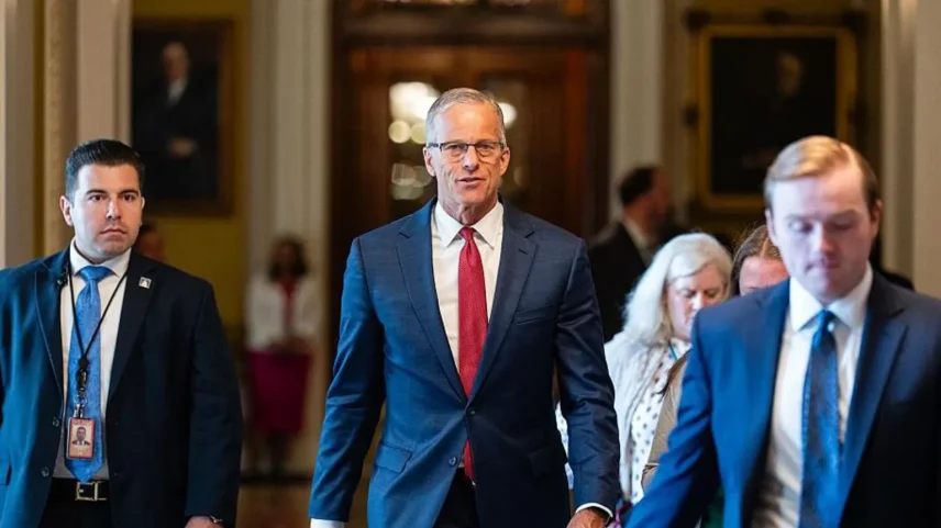 Líder da maioria no Senado, John Thune, no Capitólio dos EUA na quarta-feira (Foto: Getty Images)