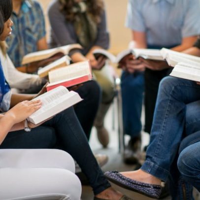 Jovens que leem a Bíblia apresentam níveis mais altos de felicidade, aponta estudo