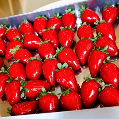 Morango do amor conquista o mercado e lojas se dedicam à produção do doce