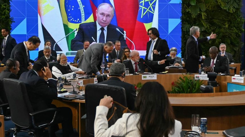 Líderes dos países do Brics, com o presidente da Rússia, Vladimir Putin, via videoconferência, durante reunião no Rio de Janeiro (Foto: Mauro PIMENTEL / AFP)