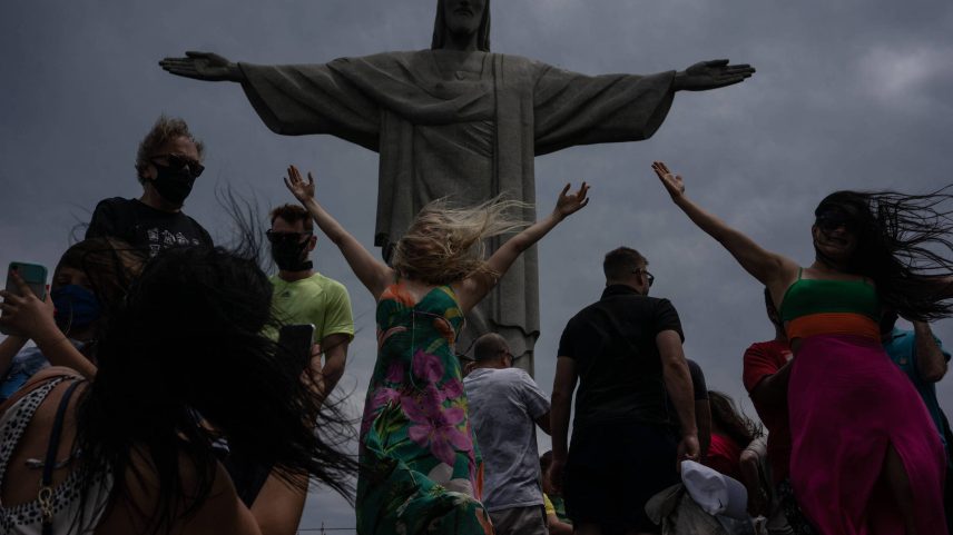 Movimentação de turistas no Cristo Redentor às vésperas dos 90 anos do monumento, em outubro de 2021 (Foto: Tércio Teixeira - 7.out.21/Folhapress)