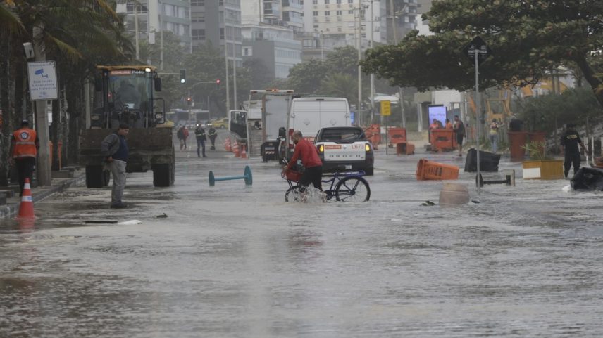 Motoristas, ciclistas e pedestres são surpreendidos pela força da água na orla do Leblon (Foto: Domingos Peixoto)