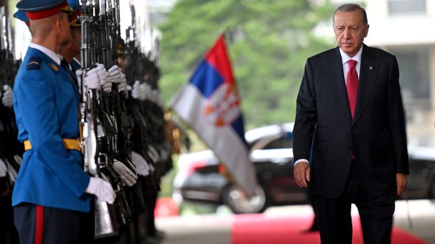 Recep Tayyip Erdogan, presidente da Turquia, participa de revista da guarda de honra em Belgrado, na Sérvia (Foto: Oliver Bunic/Bloomberg)